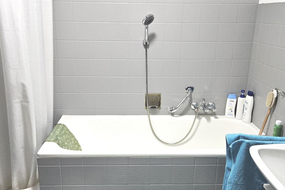 Bad mit Wannenbad und sep. Dusche